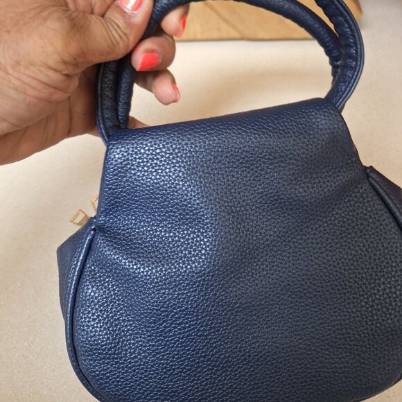 Elegant Navy Blue Handbag with Gold Accent - Picture 5 of 9